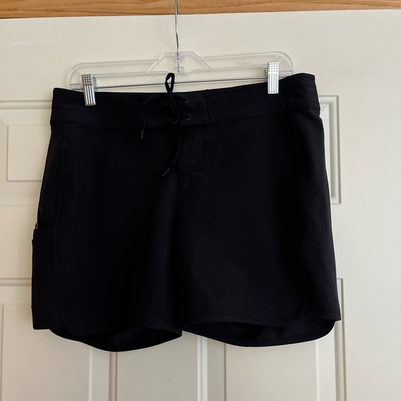 Athleta Pants - Women’s Athleta black board swim active pull on short. Size 8